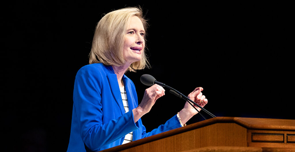 A presidente geral das Moças, Bonnie H. Cordon, discursa na BYU