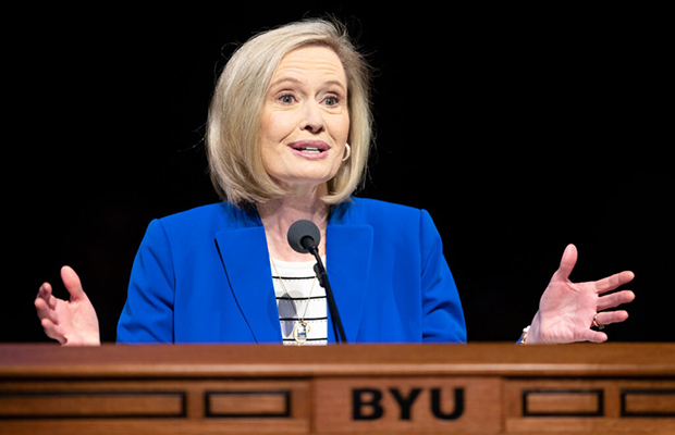 A presidente geral das Moças, Bonnie H. Cordon, discursa na BYU–Idaho -  Church News