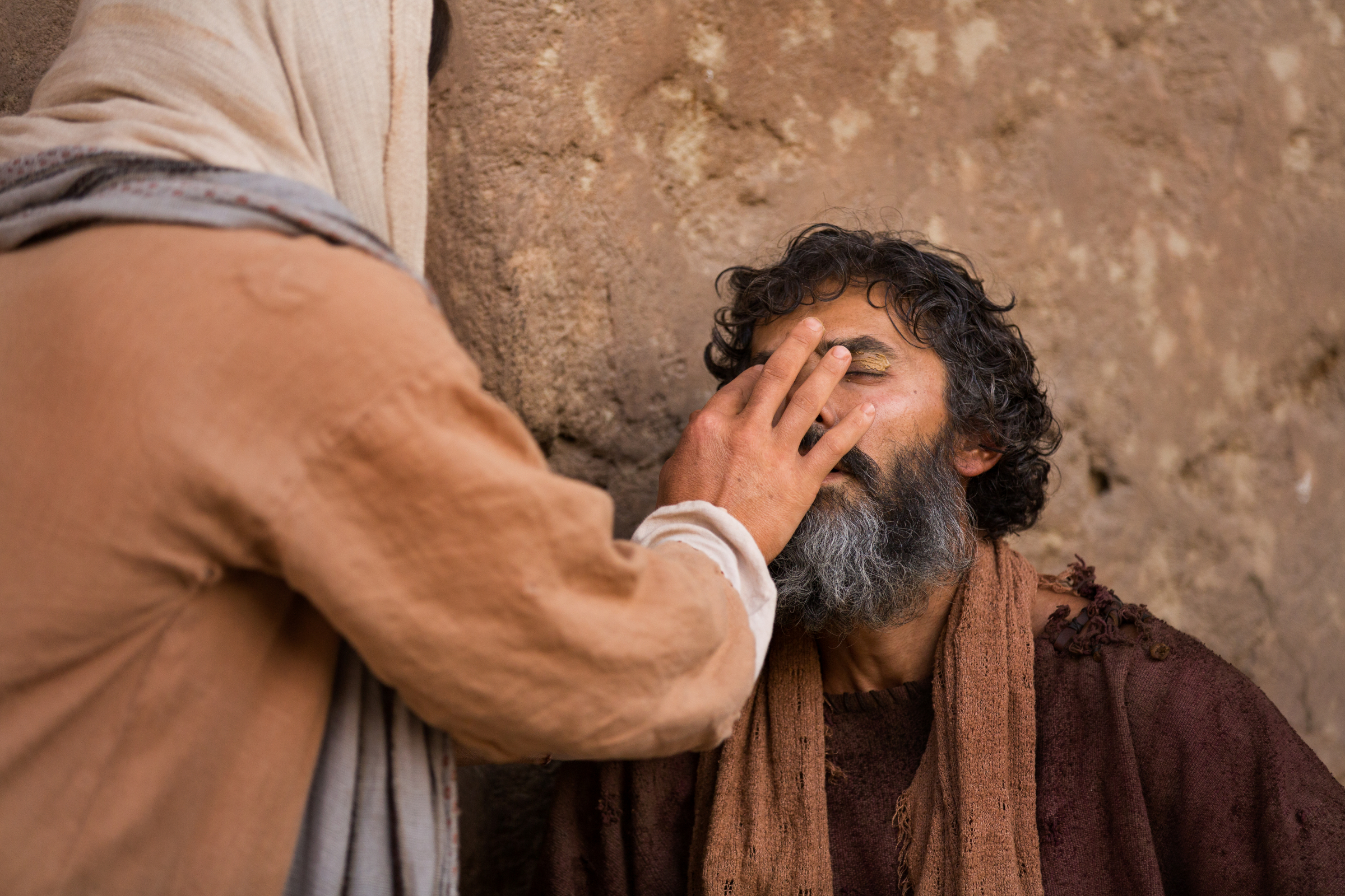 https://www.churchofjesuschrist.org/bc/content/bible-videos/videos/jesus-heals-a-man-born-blind/images/jesus-annoints-a-man-born-blind.jpg