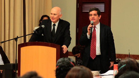 El élder Dallin H. Oaks en Perú