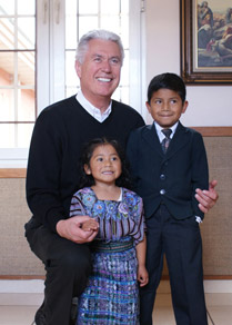 El presidente Uchtdorf de rodillas