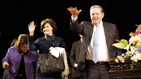 Elder Holland und seine Frau in Japan