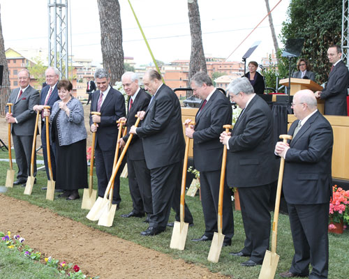 Líderes de la Iglesia y otros oficiales, dirigidos por el presidente de la Iglesia, Thomas S. Monson, dieron varias paladas llenas de tierra, dando así inicio a la construcción del Templo de Roma, Italia.