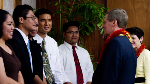 El élder y la hermana Bednar en BYU Hawaii