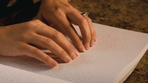 una persona leyendo braille
