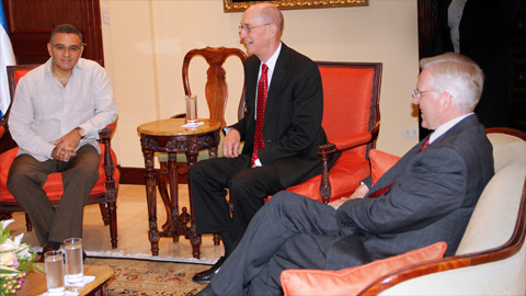 El Presidente de El Salvador, el presidente Eyring y el élder Christofferson