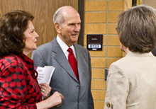 El élder Nelson y su esposa en el seminario de presidentes de misión 2011