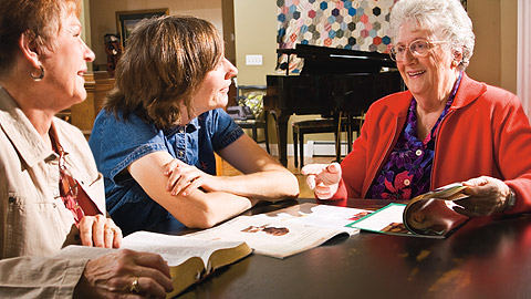 tre donne sedute a un tavolo studiano il Vangelo insieme