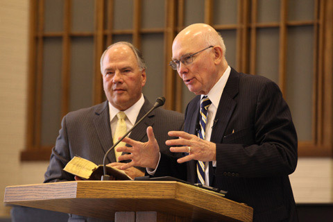 Elder Oaks und Elder Rasband beantworten Fragen