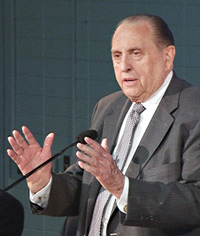 Le président Monson pendant un discours lors du séminaire des présidents de mission.