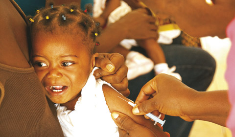 menina sendo vacinada