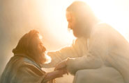 Jesucristo tiende la mano a un anciano afligido.