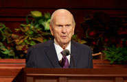 President Russell M. Nelson speaking at the pulpit