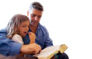 Ein Vater liest seiner Tochter vor