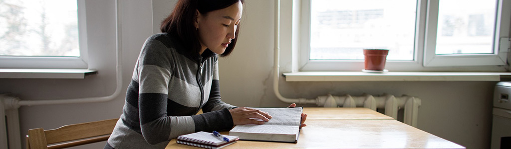 Mujer estudiando