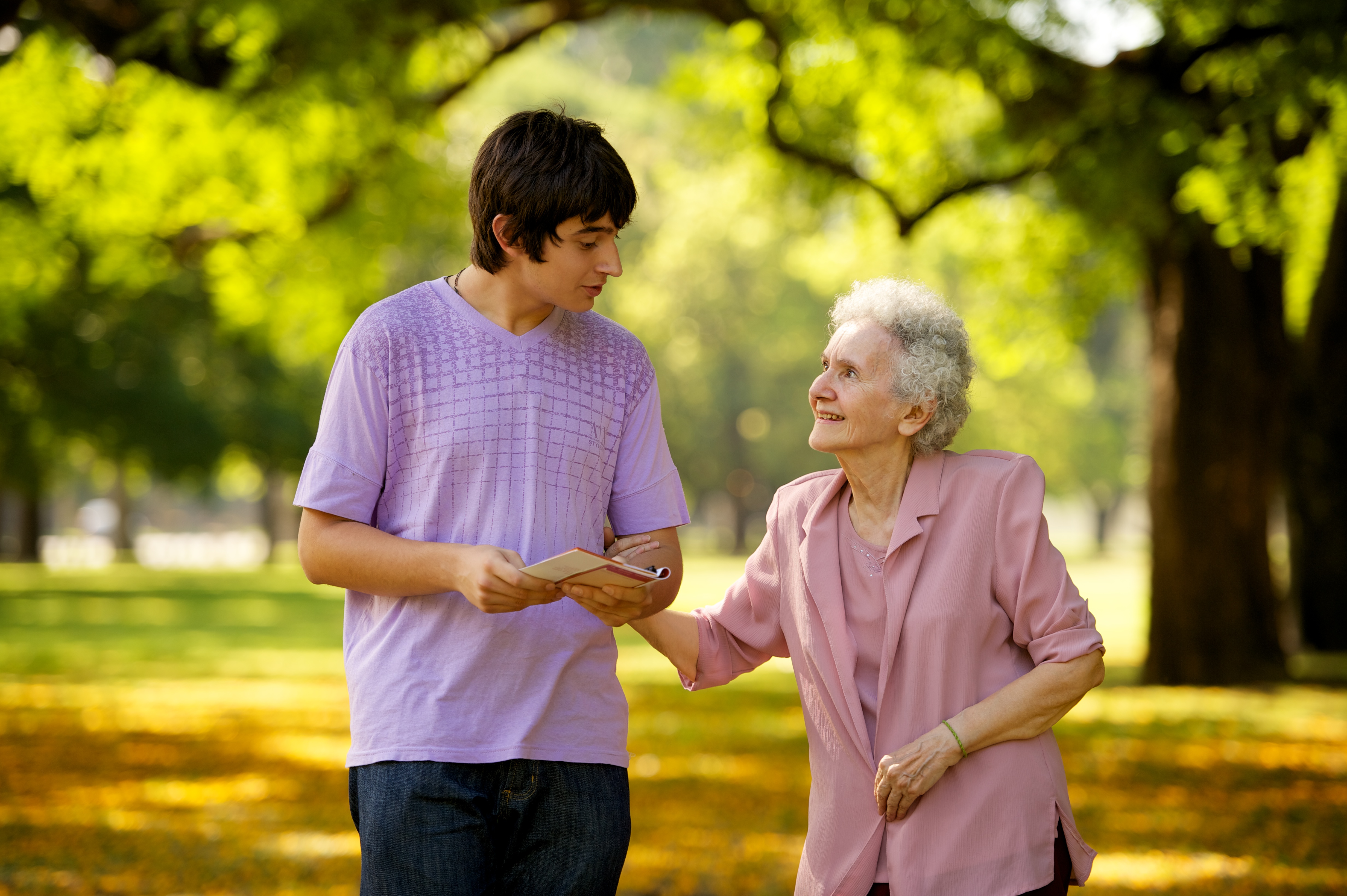 Навещать бабушку на английском. Уважение к пожилым. Общение с пожилыми. Пожилые и молодые люди. Общение с пожилым человеком.