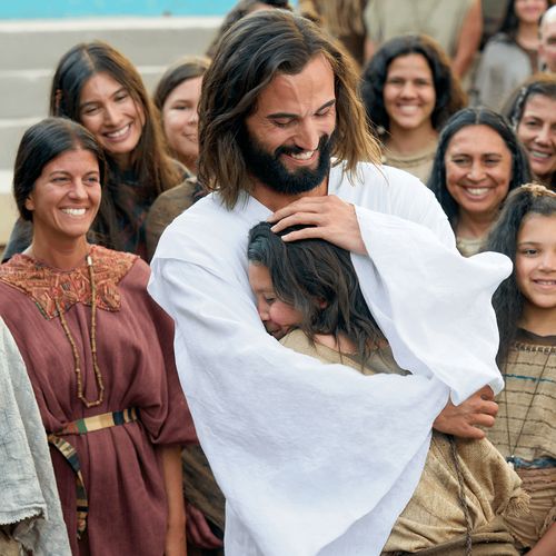 Jēzus Kristus apskauj meiteni