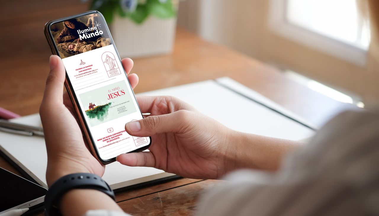 Un teléfono inteligente con descargas navideñas