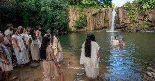 Alma bautizando en las aguas de Mormón