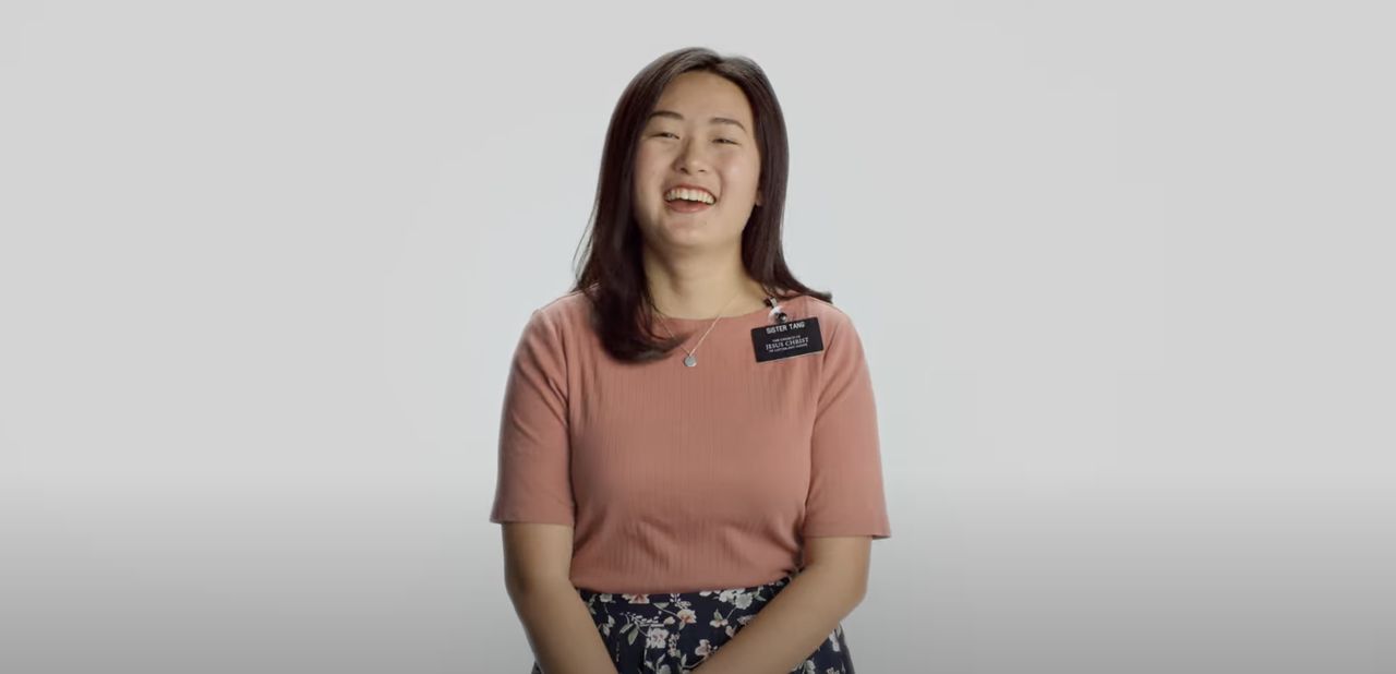 Dos misioneras en la visita de Conoce a los misioneros.