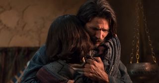 Alma, hijo, abraza a su hijo Coriantón