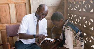 Ein Vater liest mit seinem Sohn