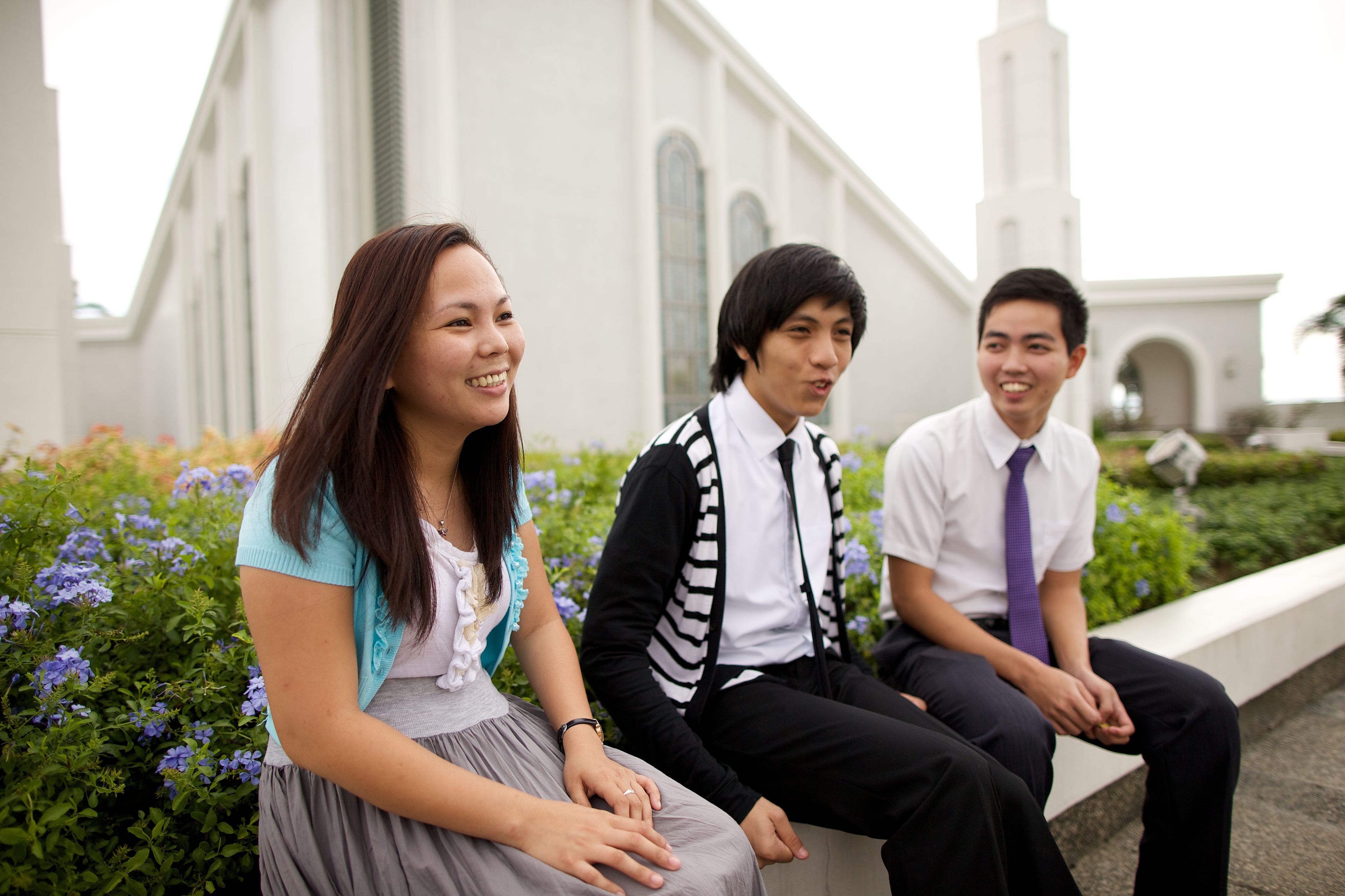 Filipino young men and young women visit the Manila temple with their leaders.