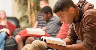 Einige Jugendliche lesen und besprechen die heiligen Schriften