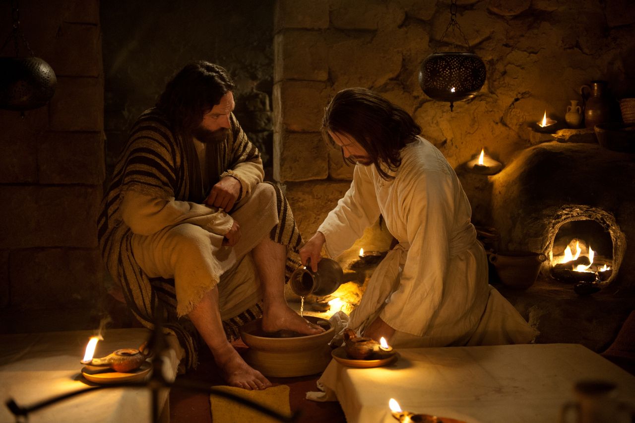Christ washes the feet of his apostles
