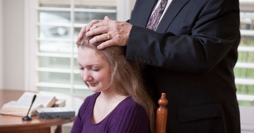 យុវនារី​ម្នាក់​កំពុង​ទទួល​ពរជ័យ