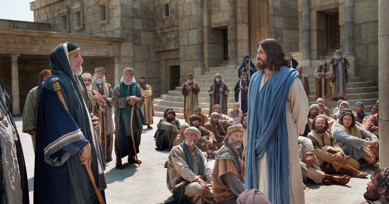 Jesus Christ teaches the greatest commandment to the people of the Jerusalem