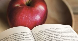 písma a jablko 
