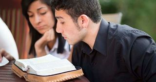 jaunietis studē Svētos Rakstus 