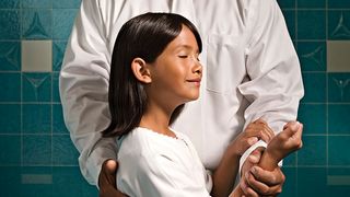 Một cô gái trẻ được báp têm