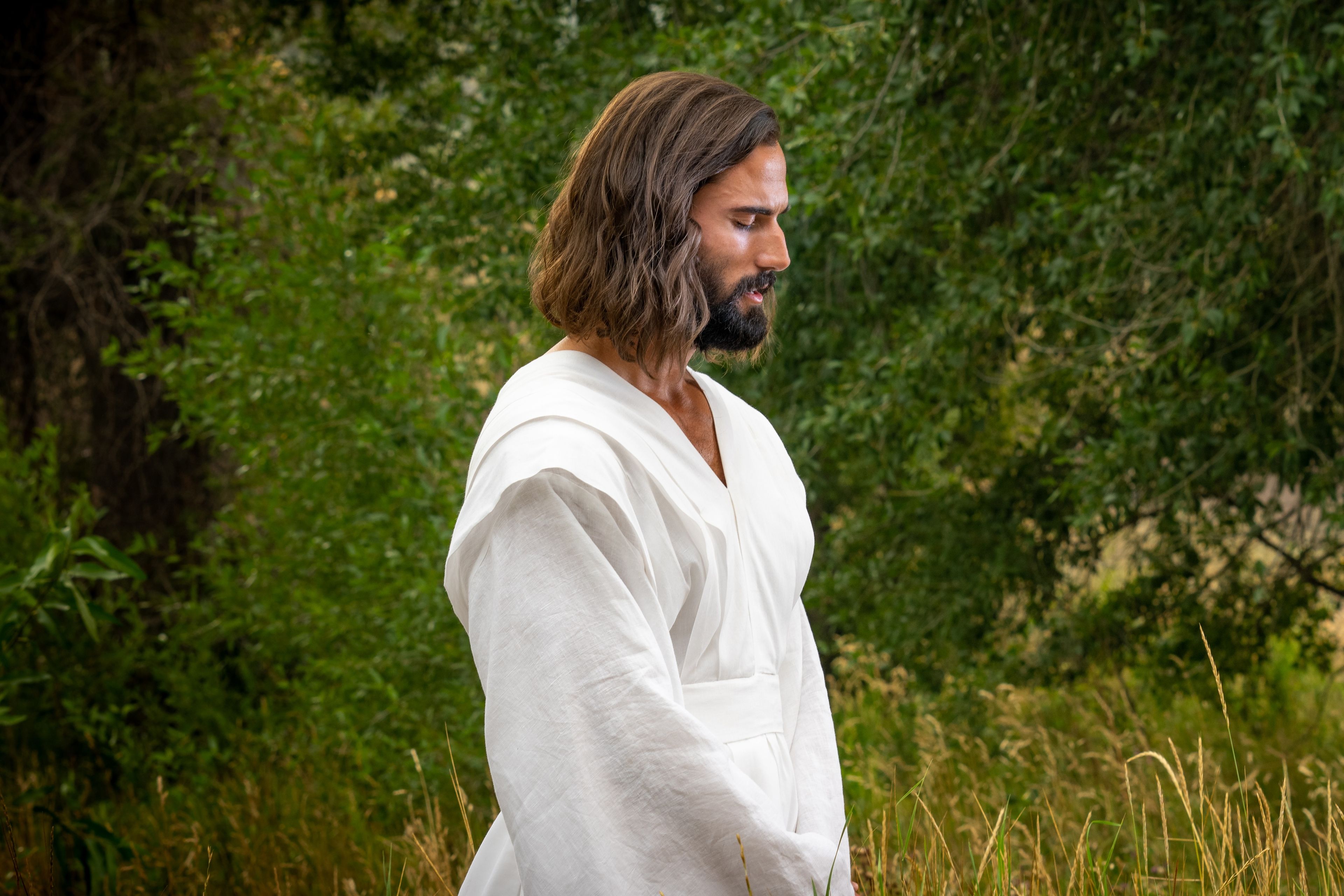 Jesus Christ takes a moment after teaching the Nephites to go pray.