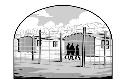 上部に鉄条網が設置されたフェンスに沿って歩く収容者たち