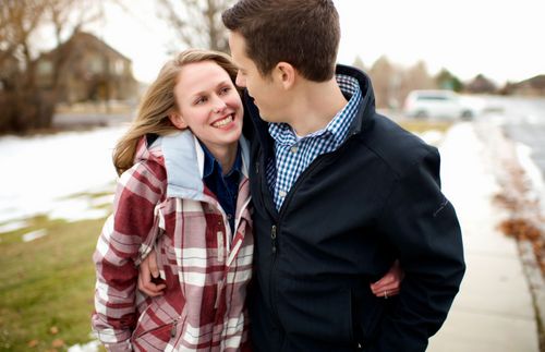 Una joven pareja abrazándose y mirándose el uno al otro