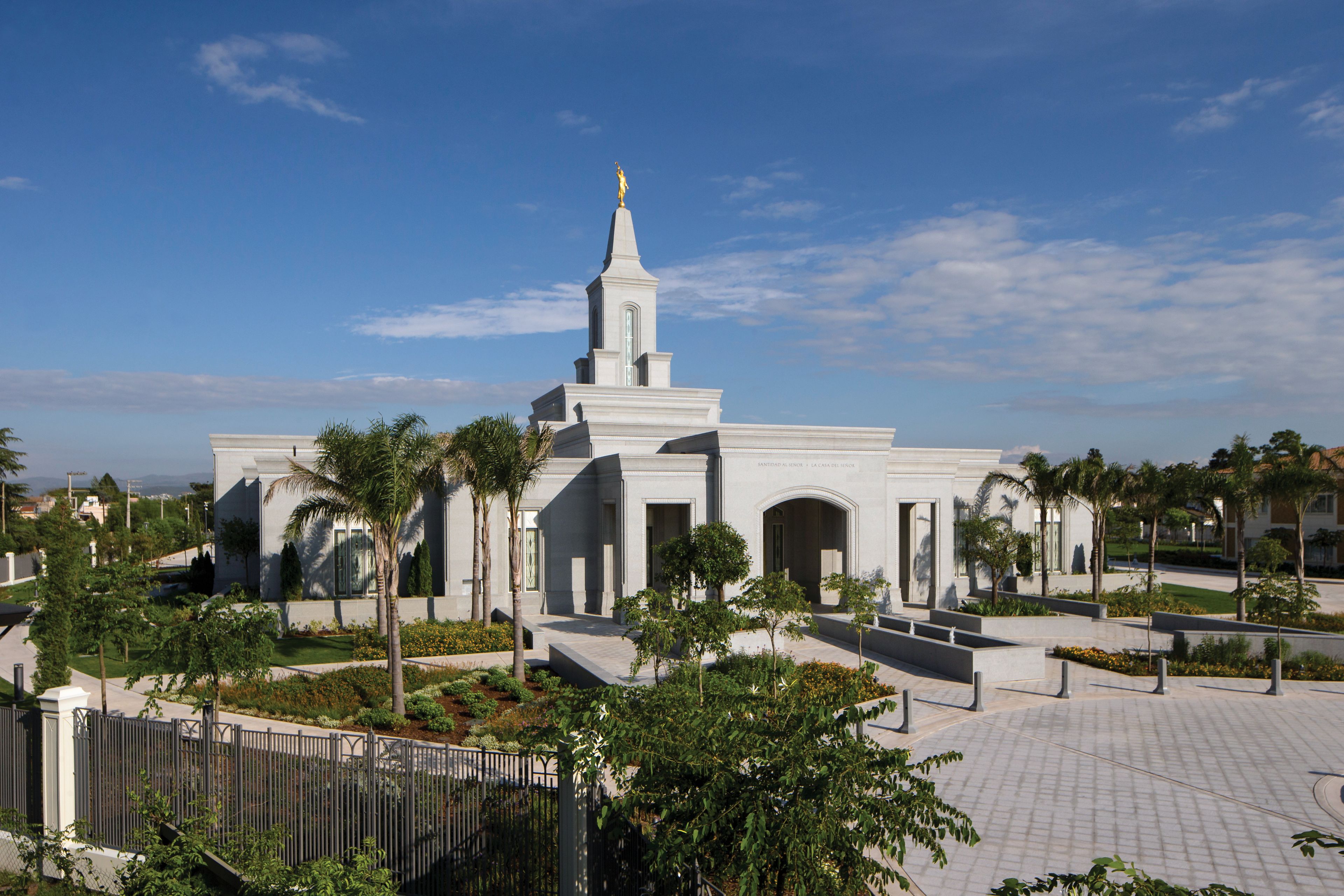 A front view of the Córdoba Argentina Temple and grounds.