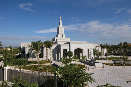 A fence and palm trees surrounding the Córdoba Argentina Temple.