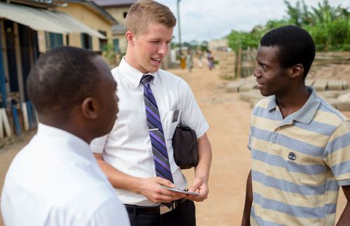 Un misionero habla con dos hombres