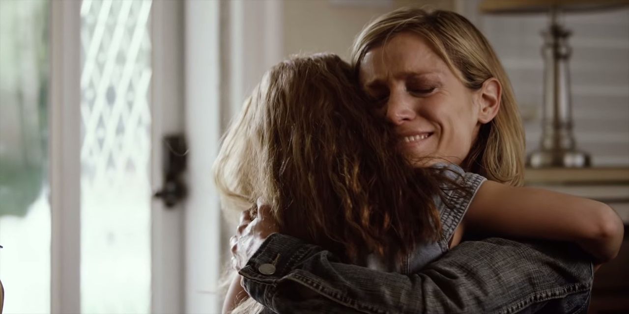 Una foto de una madre abrazando a su hija con emoción