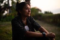 Una mujer joven medita