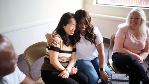 magkakaibigang inaalo ang isa’t isa sa klase ng grupo