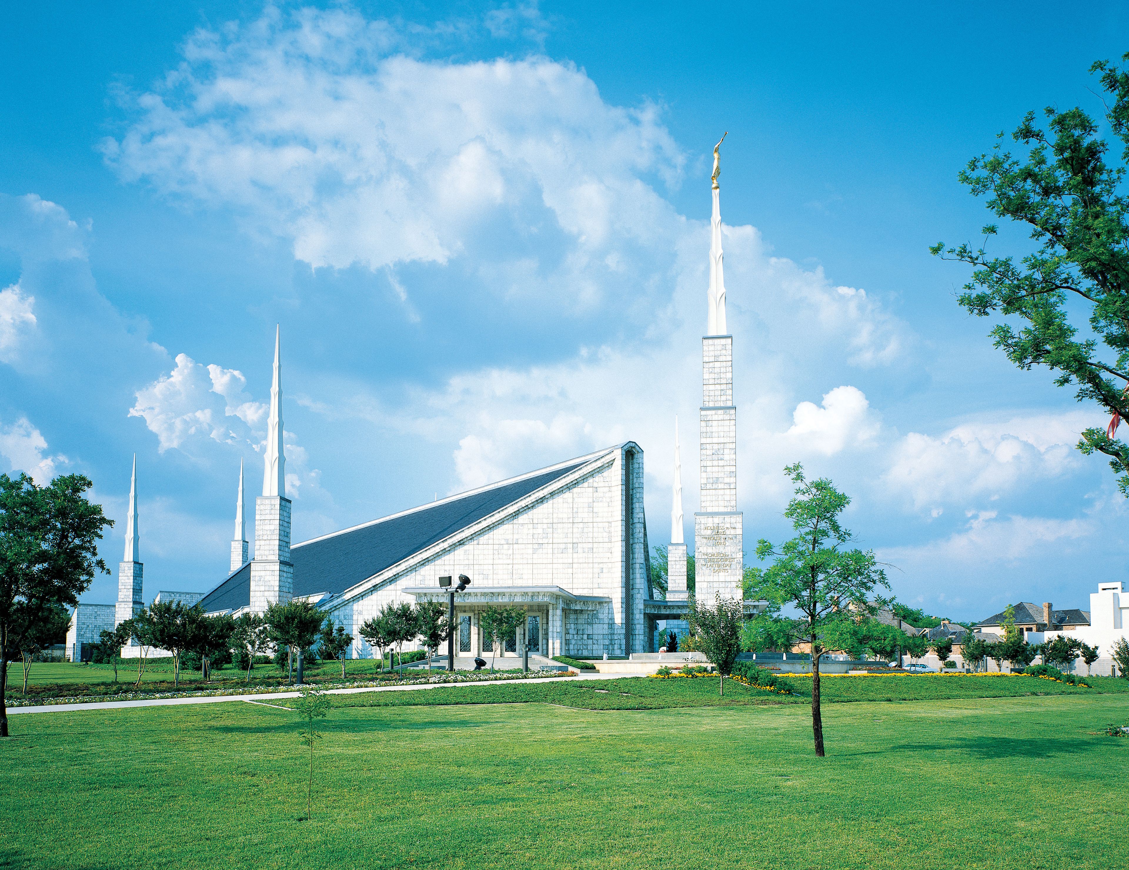 A front view of the Dallas Texas Temple and grounds.