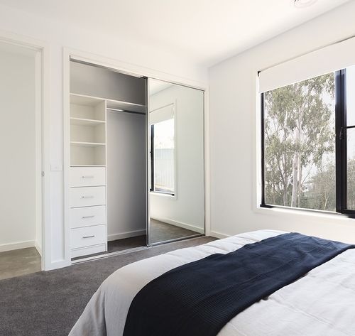 白を基調とした寝室