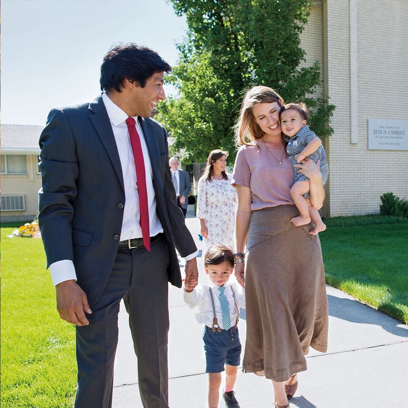 En familie forlader kirken sammen efter at have lært mere om Jesu Kristi evangelium