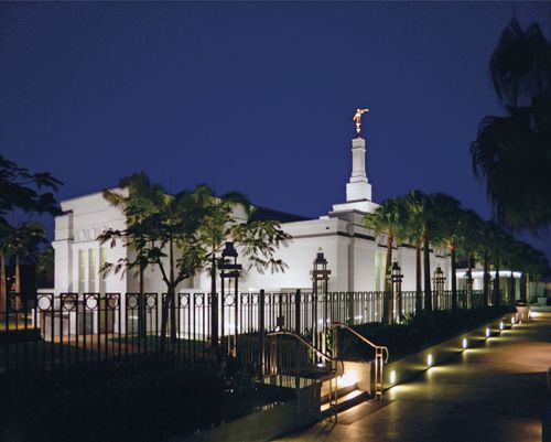 El Templo de Brisbane, Australia, y los jardines iluminados en la noche.