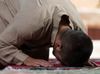 Hombre musulmán orando en la mezquita