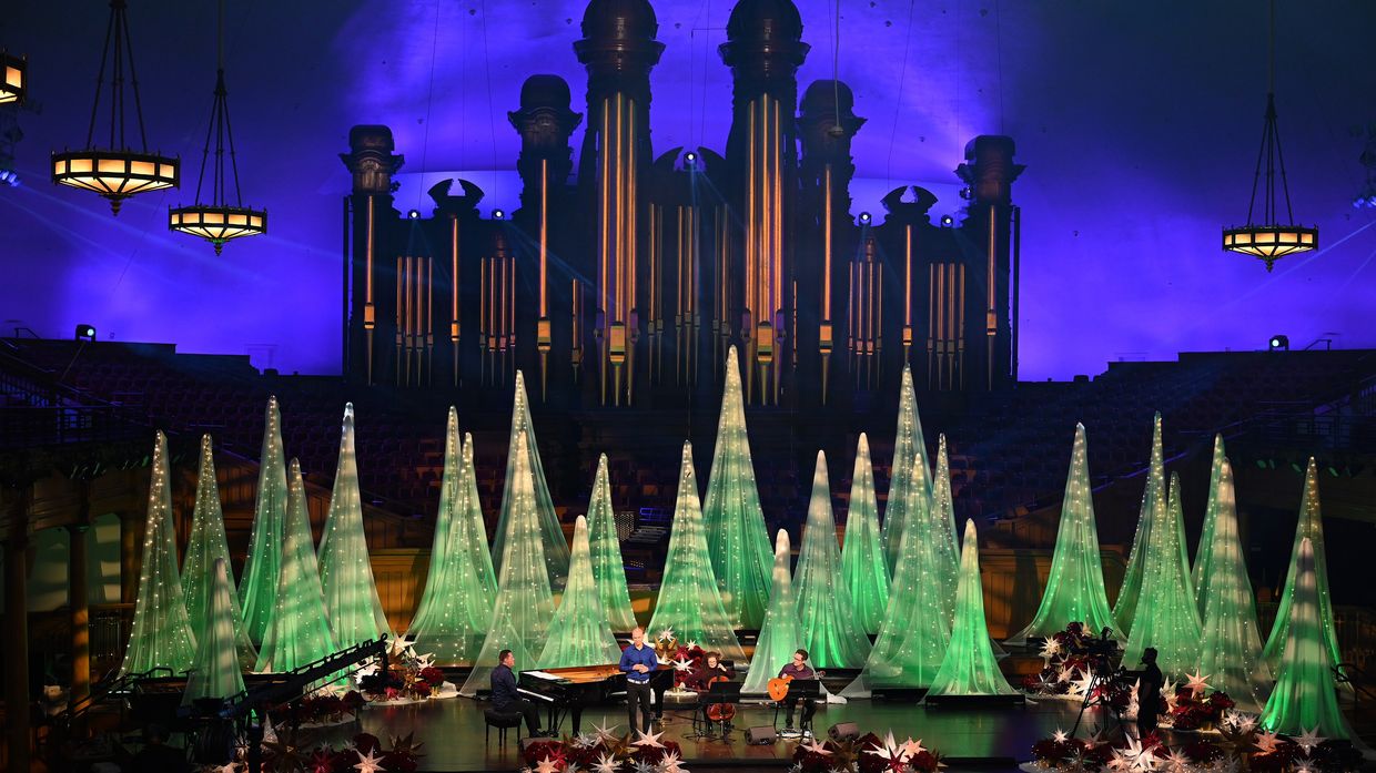 In the Tabernacle in Salt Lake City Daniel Beck performs ‘It Came Upon a Midnight Clear’ as part of the Witnesses of Christ Christmas Concert 2021. 