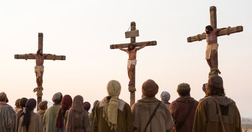 Isus atârnând pe cruce între doi tâlhari